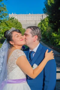 Fotografía Beso Mejilla en una boda en madrid