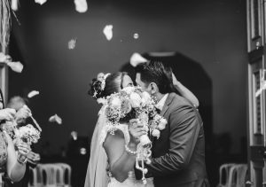 como entregar la liga de novia de forma original