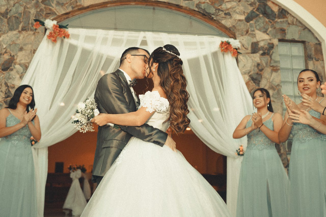 que hacen las damas de honor en una boda