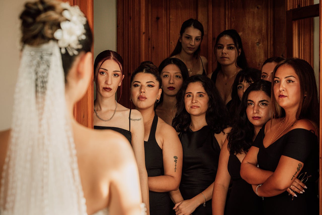 que hacen las damas de honor en una boda
